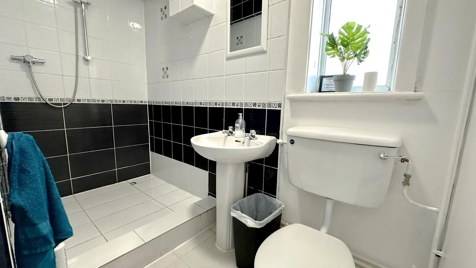 Bournemouth 3 Bedroom - Parking Apartment